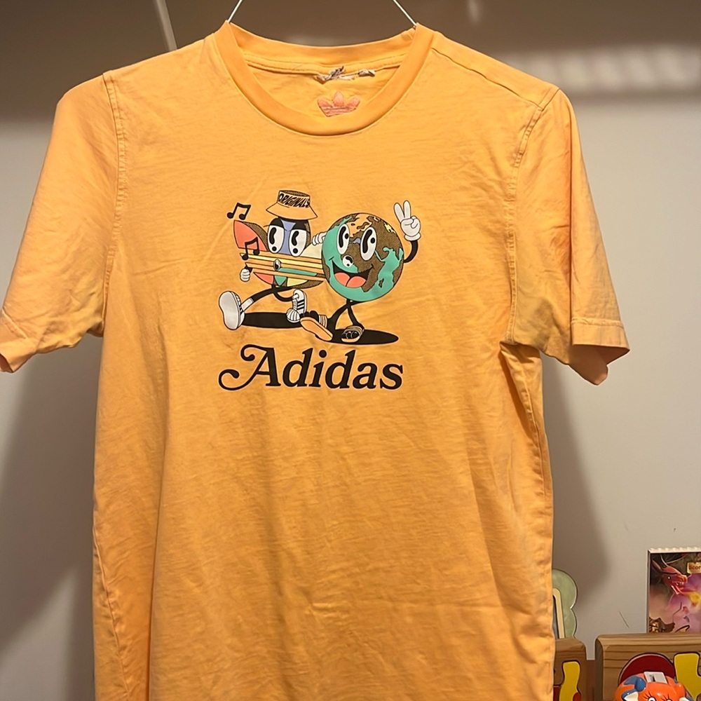 Men’s Size small adidas artwork shirt